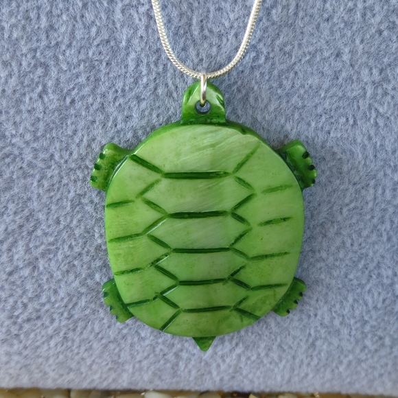 Shell Turtle Necklace - Picture 5 of 12